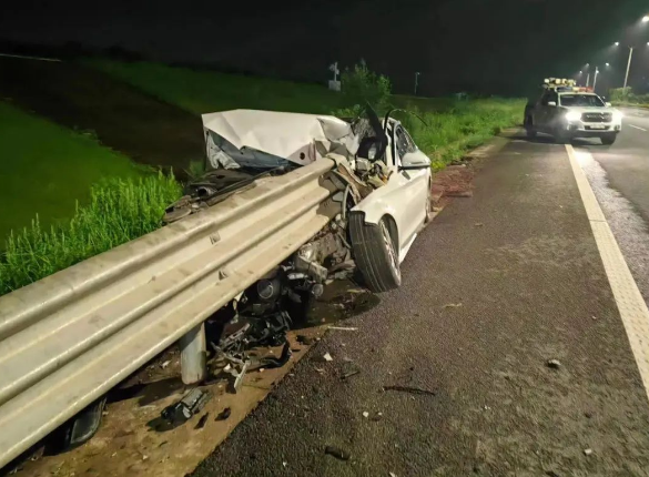 酒駕后別簽字，有用嗎？深夜，車頭“劈”成兩半！人不報(bào)警，車報(bào)了警......